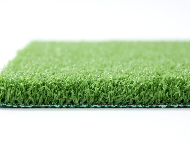 Een doe-het-zelver verbindt twee stukken schuimrubberen onderlaag met waterdichte tape